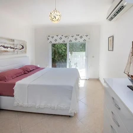 Apartman Stunning House With Sea View And Shared Pool In